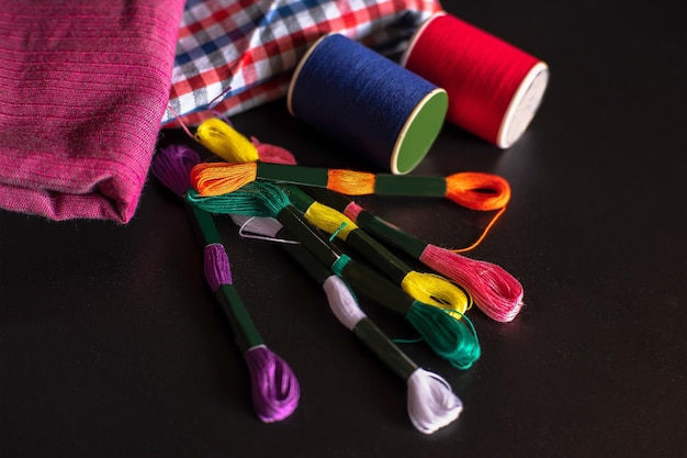 zestaw nici i igieł do haftu