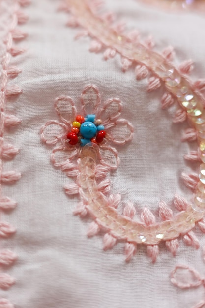 haftowany wzór w pastelowych kolorach